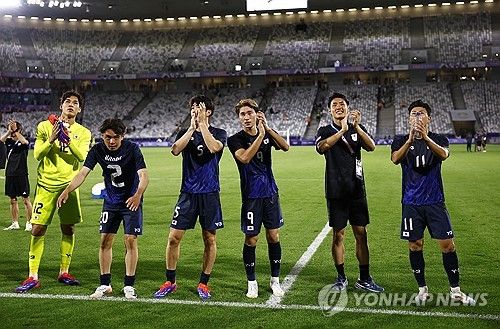 승리를 자축하는 일본 올림픽 축구대표팀 선수들