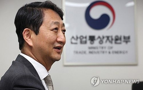 질문에 답하는 안덕근 장관