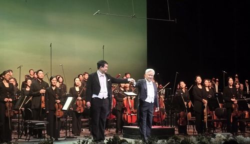 공연을 마친 연광철(오른쪽)과 지휘자 홍석원