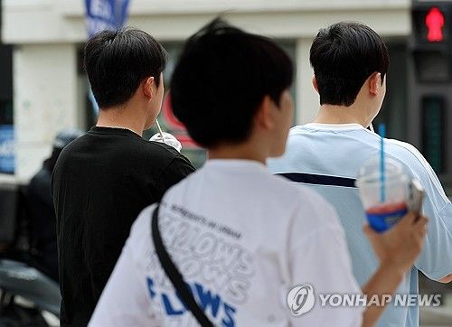 수분 섭취하는 시민들