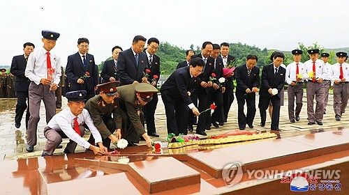 북한 당 정권기관, '전승절'에 열사들 동상과 인민군열사추모탑에 헌화