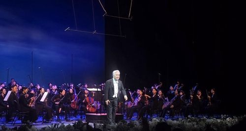 공연 시작 전 관객에게 인사하는 연광철