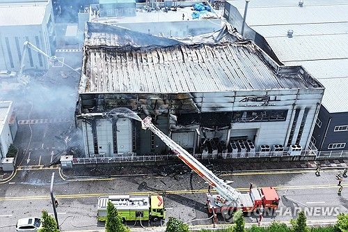 화재 진압하는 소방관들