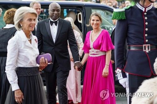 무속인 듀렉 베렛(왼쪽)과 마르테 루이세 노르웨이 공주(오른쪽)