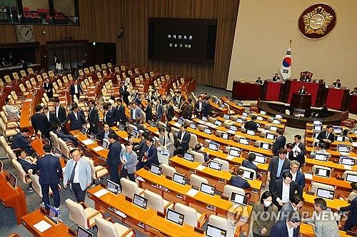 '방문진법' 무제한토론 시작...퇴장하는 야당 의원들