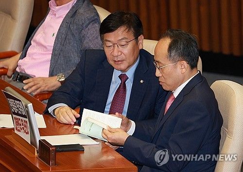 국회법 책자 살피는 추경호 원내대표