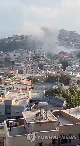 로켓에 맞은 축구장에서 솟구치는 연기