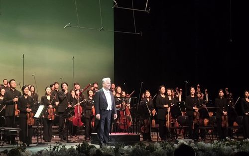 관객의 박수 소리를 듣는 연광철