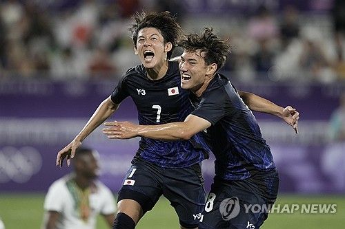 골세리머니를 펼치는 일본 올림픽 축구대표팀의 야마모토 리히터(왼쪽)