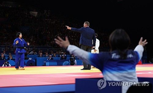 결승전서 지도 받는 허미미