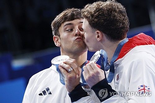 자신이 동성애자라는 사실을 공개한 영국 다이빙 선수 데일리(왼쪽).