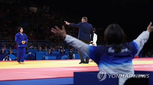 결승전서 지도받는 허미미