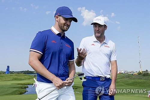 코스를 돌아보는 셰플러(오른쪽)와 윈덤 클라크