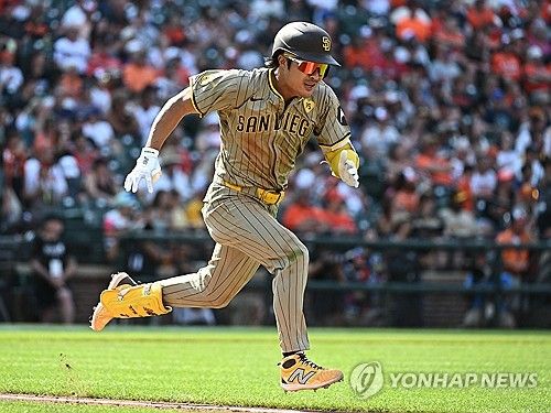 안타 치고 내달리는 김하성