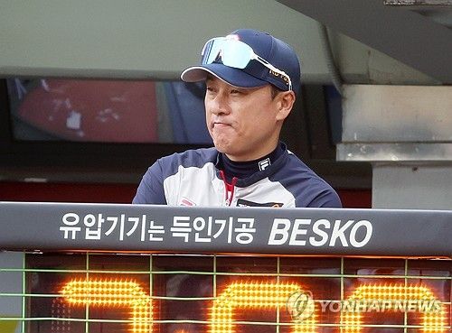 경기 지켜보는 이승엽 감독