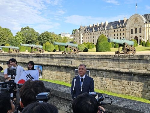 파리 현지에서 취재진과 만난 정의선 현대차그룹 회장 