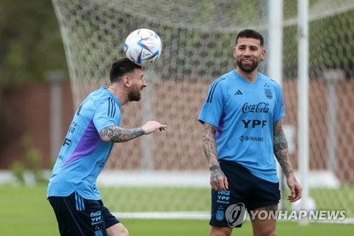 리오넬 메시와 훈련하고 있는 니콜라스 오타멘디(오른쪽)