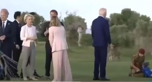 G7 단체사진 행사에서 혼자 뒤돌아선 바이든 대통령[유튜브 캡처. 재판매 및 DB 금지]