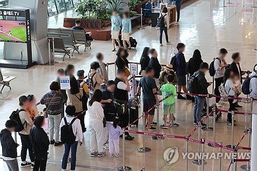 황금연휴 앞둔 김포공항 국내선 청사