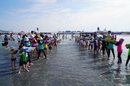 남당항 해양분수공원에서 물총놀이 하는 어린이들