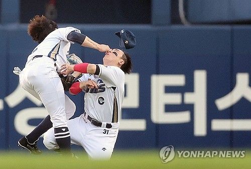 NC 손아섭·박민우 '수비 충돌'