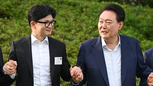 손 맞잡은 윤석열 대통령과 국민의힘 한동훈 대표