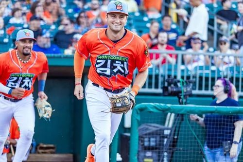 미국 앨라배마주 몽고메리 비스킷츠(마이너리그) 구단의 '김치' 유니폼