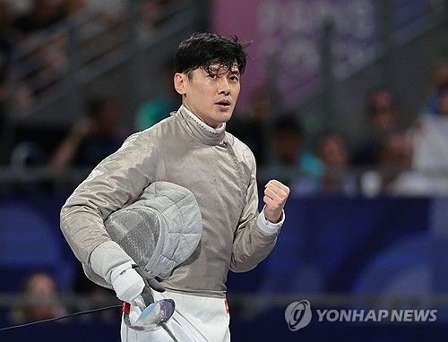 주먹 불끈 쥔 구본길