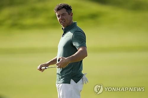 파리 르 골프 나쇼날에서 연습 라운드에 나선 매킬로이.