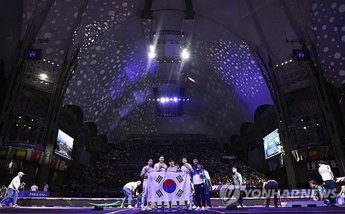 3연패 사브르 대표팀 그랑팔레에서 태극기 들고 자축