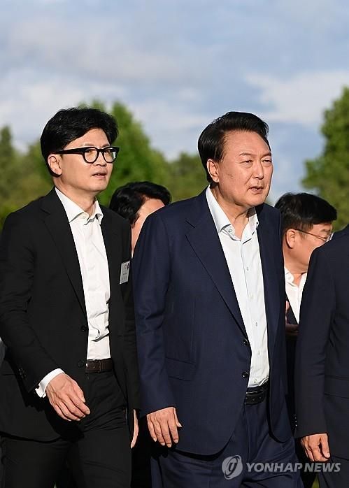 함께 걷는 윤석열 대통령과 국민의힘 한동훈 대표