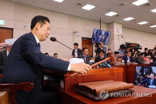 의사봉 두드리는 정청래 법사위원장
