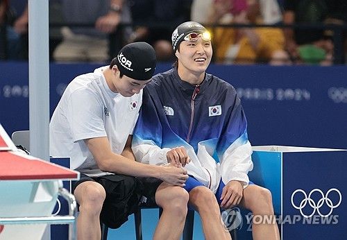 출발 전 하이파이브하는 황선우와 김우민