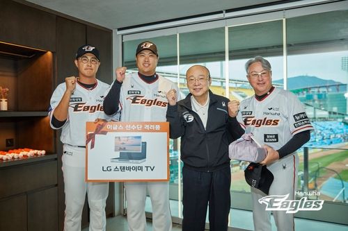 김경문 감독(오른쪽부터), 김승연 회장, 류현진, 채은성