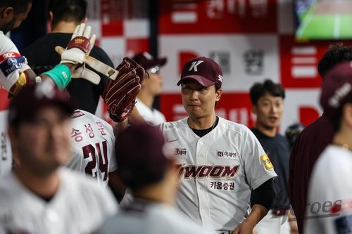 동료들의 축하를 받는 키움 김성민