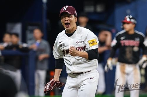 타자를 잡아내고 환호하는 키움 김성민