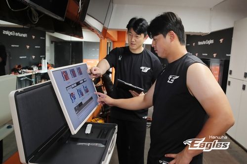 타격 자료를 보는 노시환