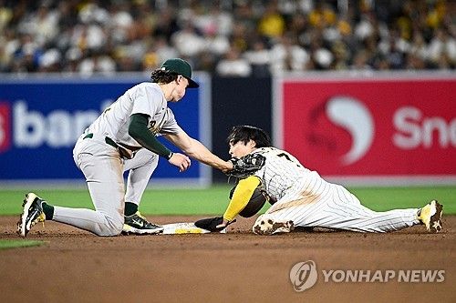 도루를 시도하는 김하성(오른쪽)