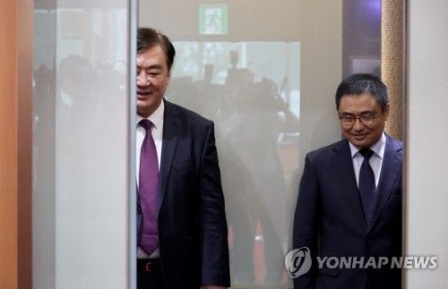 이임 앞두고 외교부 방문한 싱하이밍 대사