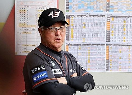 경기 지켜보는 김경문 감독