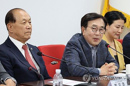 전당대회 선관위 첫 회의 주재하는 위원장