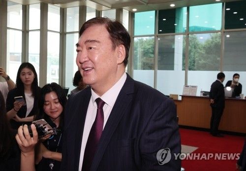 이임 앞두고 외교부 방문한 싱하이밍 대사