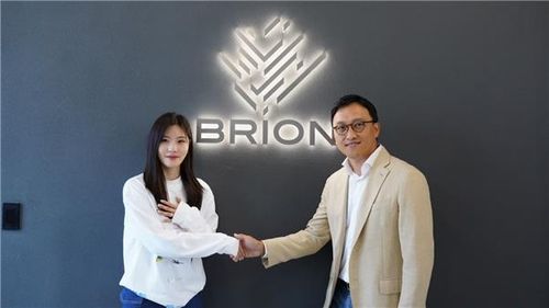 브리온콤퍼니와 매니지먼트 계약을 한 이유빈(왼쪽) 