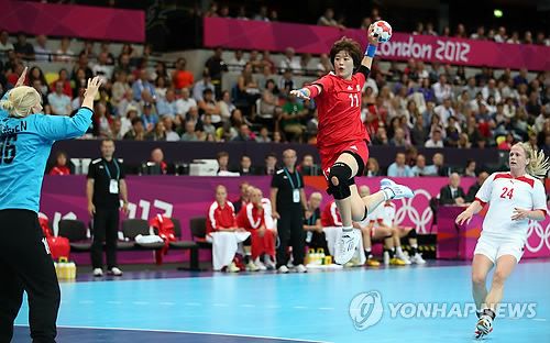 2012년 런던올림픽 덴마크 전에서 슛을 던지는 류은희