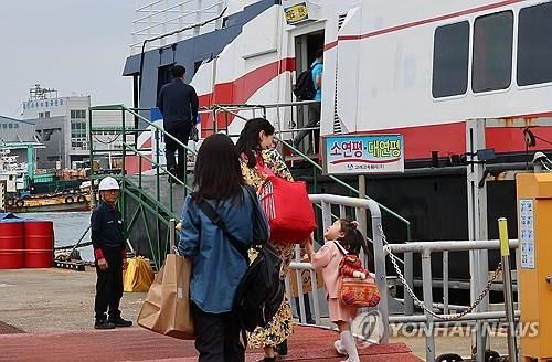 출항 준비하는 연평도 행 여객선