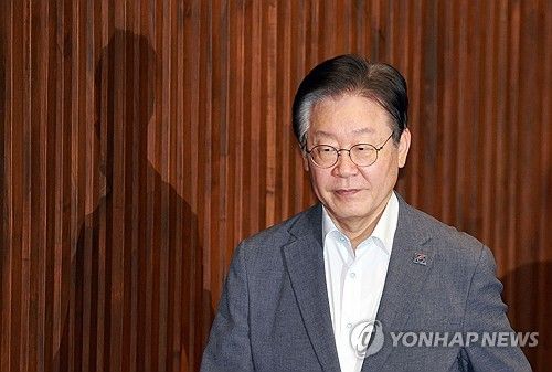 자리로 향하는 이재명 대표