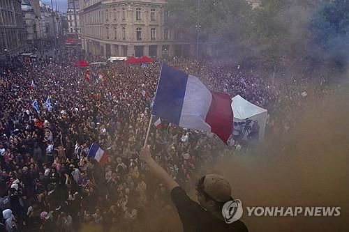 파리 시내에 모인 반극우 시위대