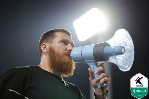 울산 원정팬들에게 작별 인사를 하는 마틴 아담