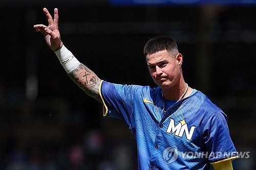 팬들에게 인사하는 미란다