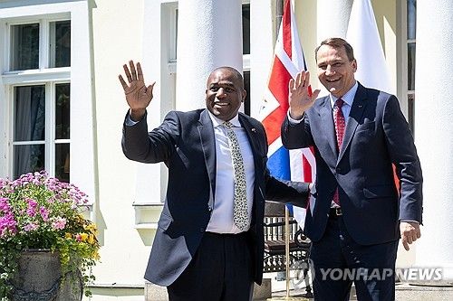 폴란드 외무장관과 만난 래미 장관